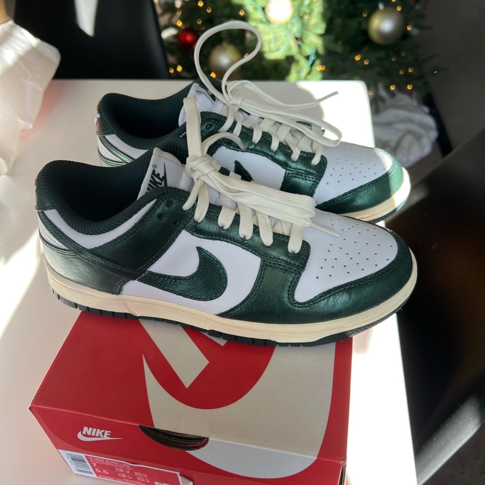 Women's Nike Dunk Low - Picture 3 of 3
